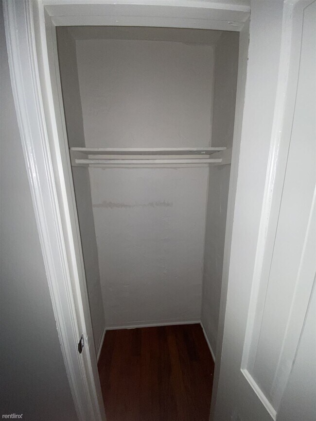 Building Photo - 2 br, 1 bath Duplex - 1125 East 55th Street