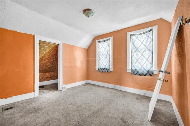 Building Photo - 102 N Cedar Ave