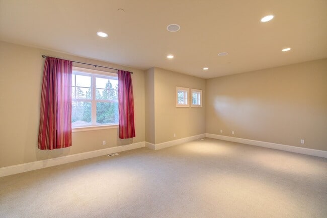 Building Photo - 5Bdrm+Office / 3.5 bath - West Bellevue Home