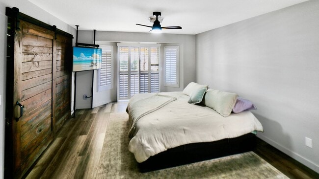 Building Photo - Designer Delight in Green Valley