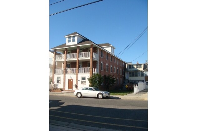 Primary Photo - 144 E Roberts Ave