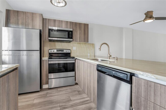 Building Photo - 505 E Dania Beach Blvd