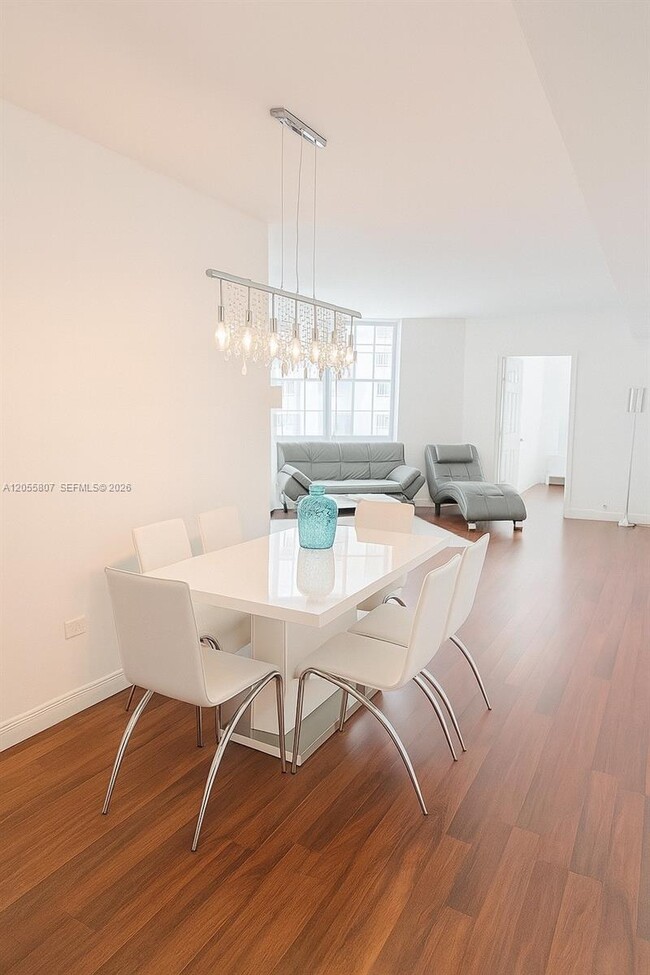 Building Photo - 905 Brickell Bay Dr