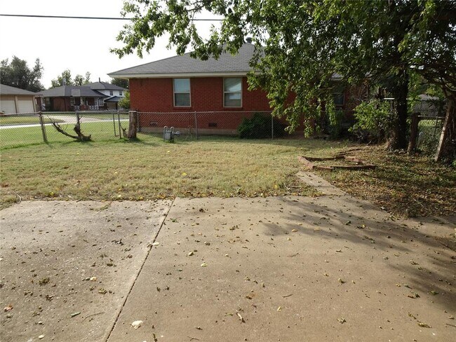 Building Photo - 2305 Maple Dr