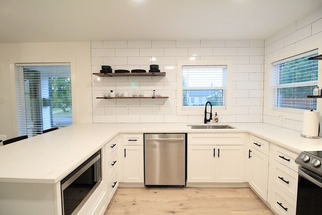 Building Photo - Ryan Place- Short to Mid-Term Rental Fully Remodeled 2  Bed, 1 Bath