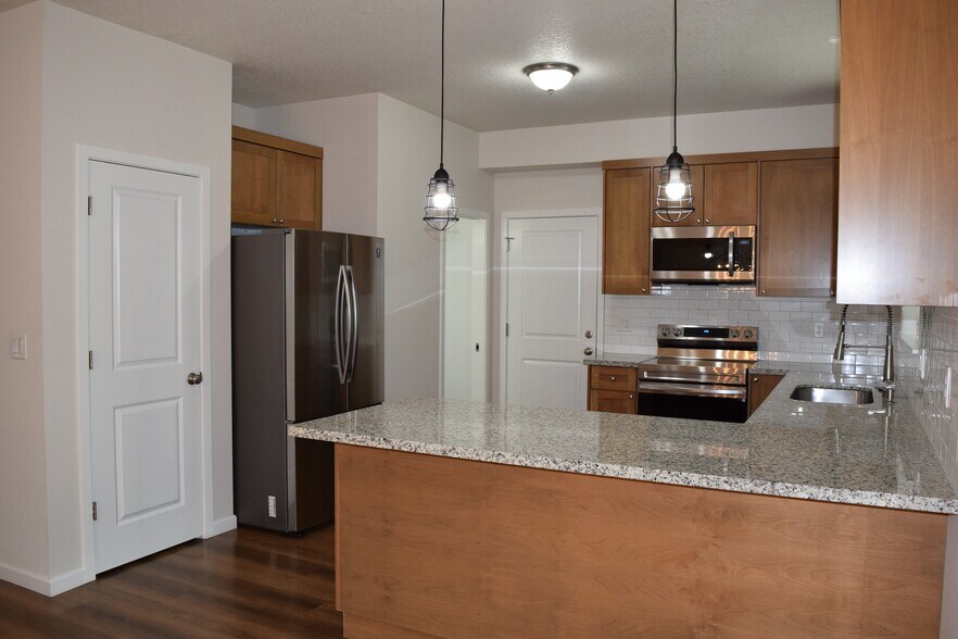 Building Photo - 836 SE Linden Ct