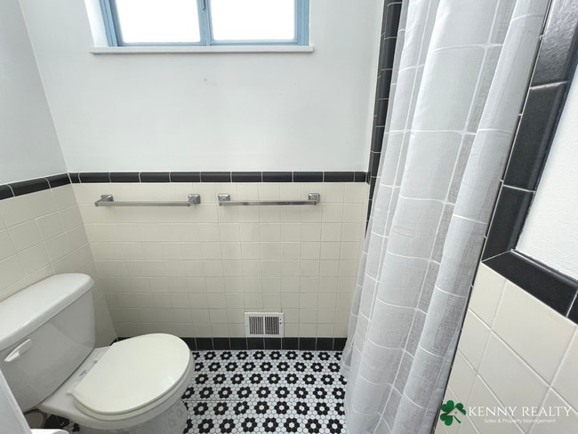 Building Photo - Large Five Bedroom, Three Bathroom with In...