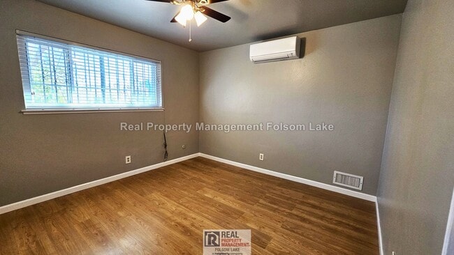 Building Photo - 3BR / 1.5BA Duplex – Water, Sewer, Trash & Gardener Included – Pet Friendly