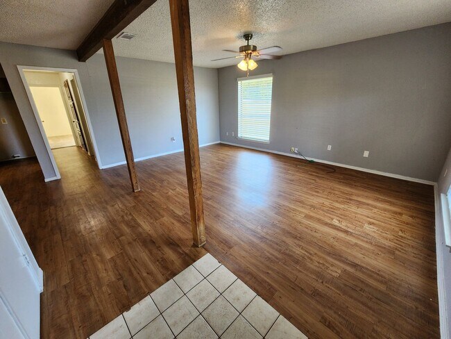 Building Photo - Cozy 2 Bedroom Duplex in Joshua