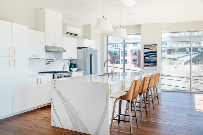 Building Photo - 50 India St