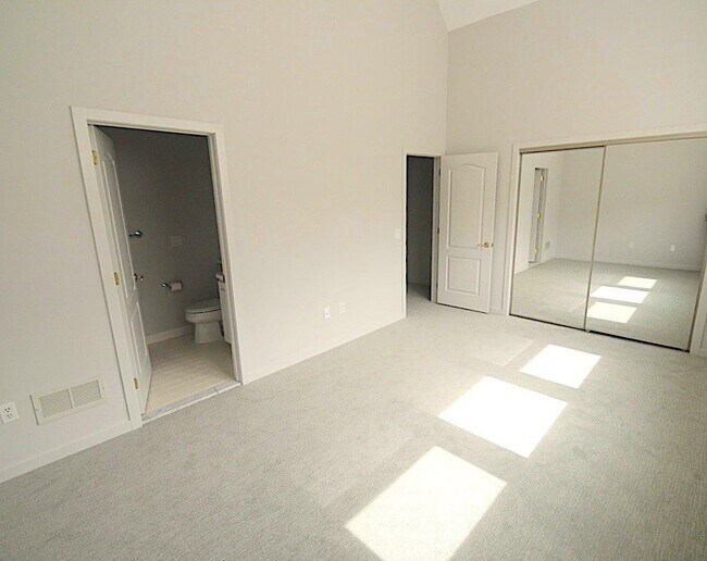 Building Photo - 14 Sedgewick Village Ln