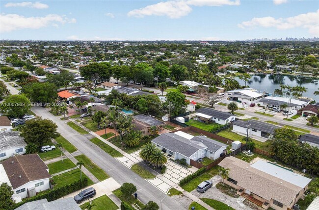 Building Photo - 4865 SW 94th Ave