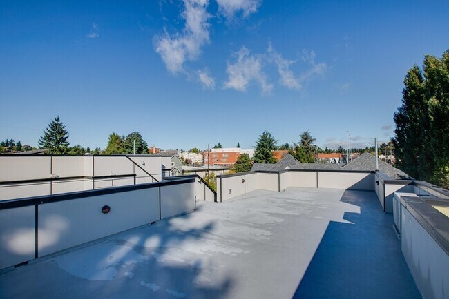 Building Photo - Impeccable Greenwood Townhome with Air Con...
