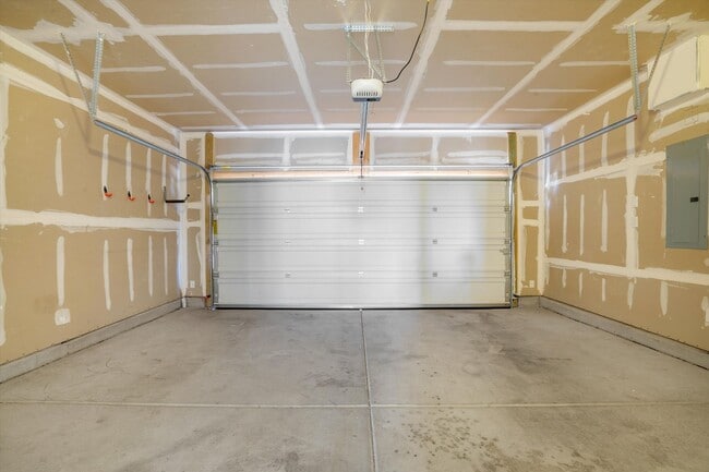 Building Photo - Recent Construction Fully Furnished 4 Bedroom Home Available Near Golf Course Rd & Southern Blvd!