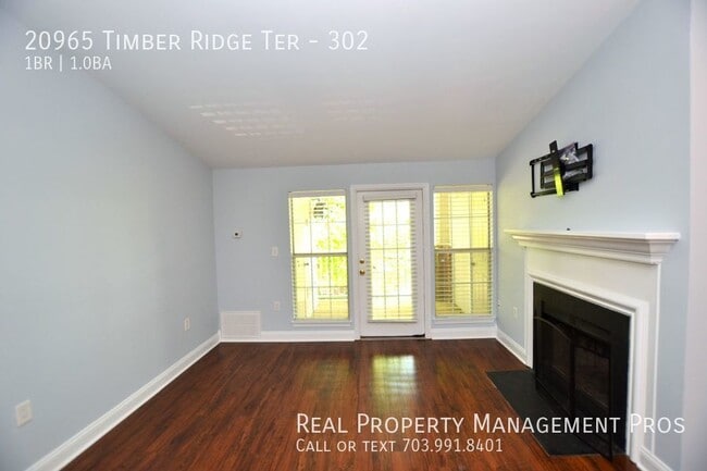 Building Photo - Beautifully Updated 3rd Floor Condo For Re...