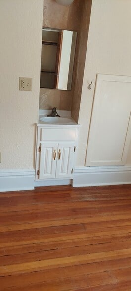 separate sink in guest room - 520 S 9th St