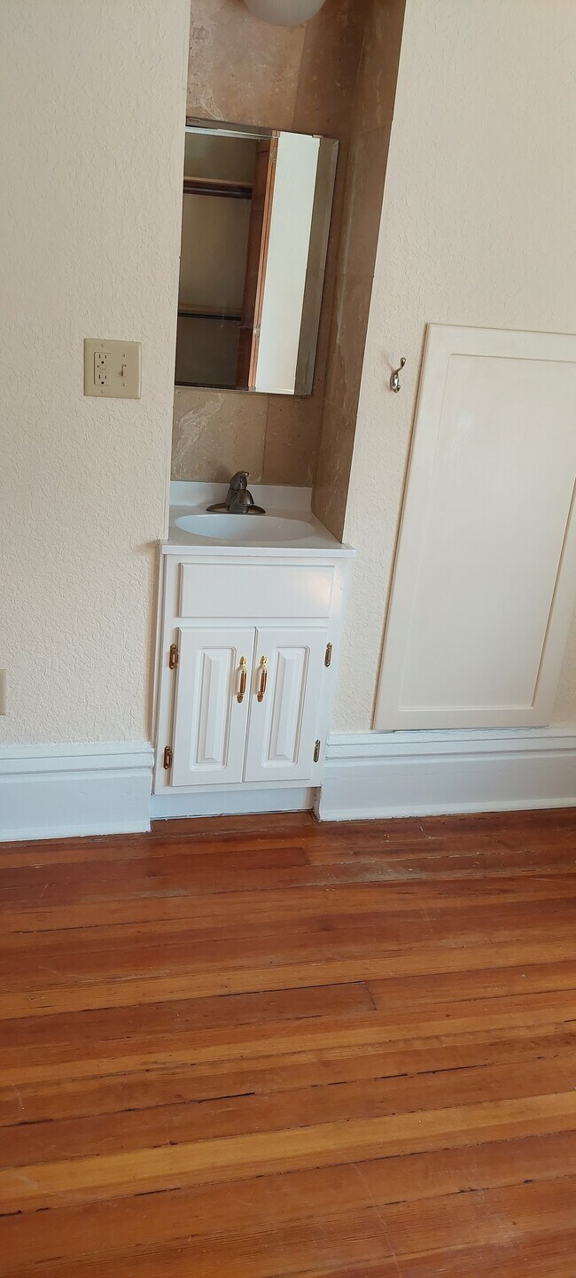 separate sink in guest room - 520 S 9th St