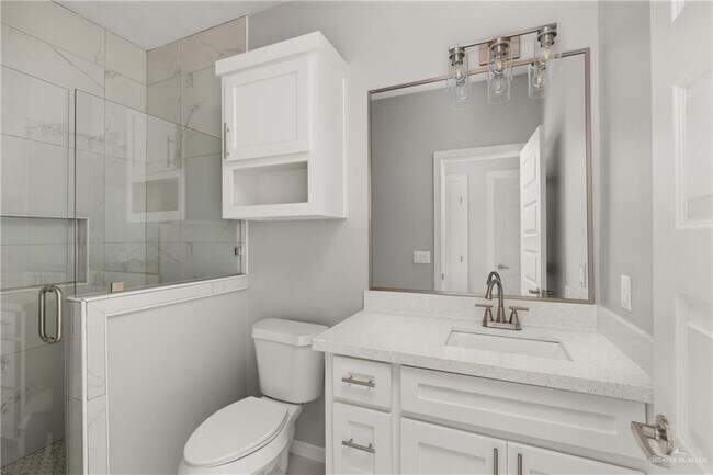 Building Photo - 11 Deluxe St