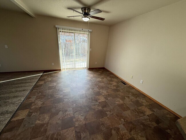 Building Photo - SE 4 Bdrm, 2.5 bath, New Flooring Throughout, Gas Heat/Fireplace, Double Garage