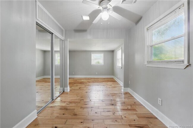 Building Photo - 3127 N Riverside Dr