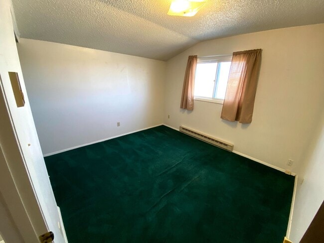 Building Photo - 3 Bedroom, 1.5 Bathroom Townhouse Next to High School and Middle School