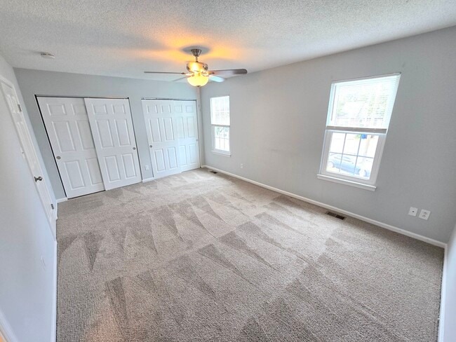 Building Photo - GORGEOUS TOWNHOME IN VIRGINIA BEACH