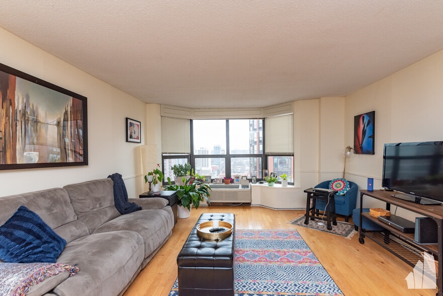 Building Photo - 899 S Plymouth Ct