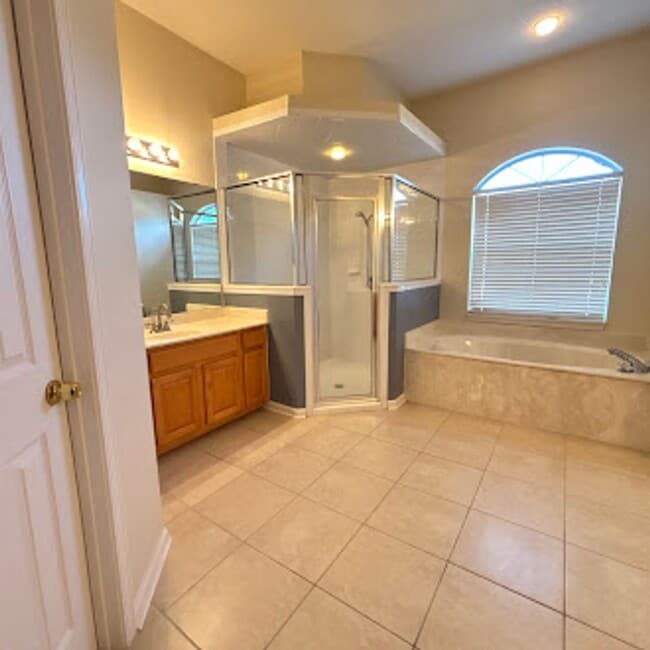 Building Photo - Spacious 3-Bed, 2-Bath Home. Patio. Amenities. Located just minutes from St Johns Town Center and...