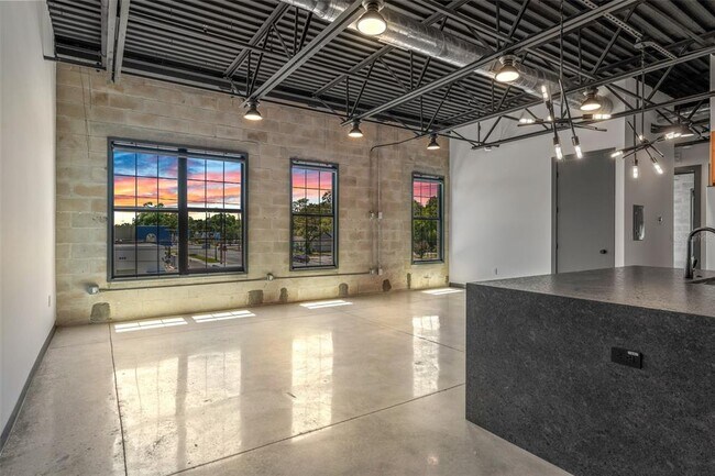 Building Photo - 902 E Curtis St