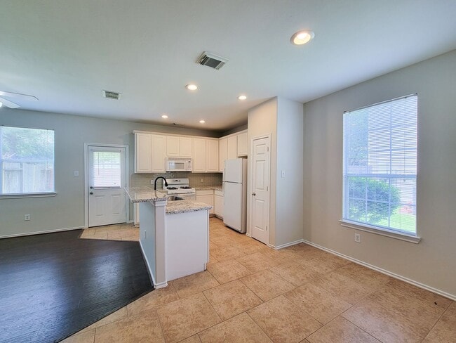 Building Photo - BEAUTIFUL 3 BEDROOM 2 BATH TOWNHOME THAAT ...