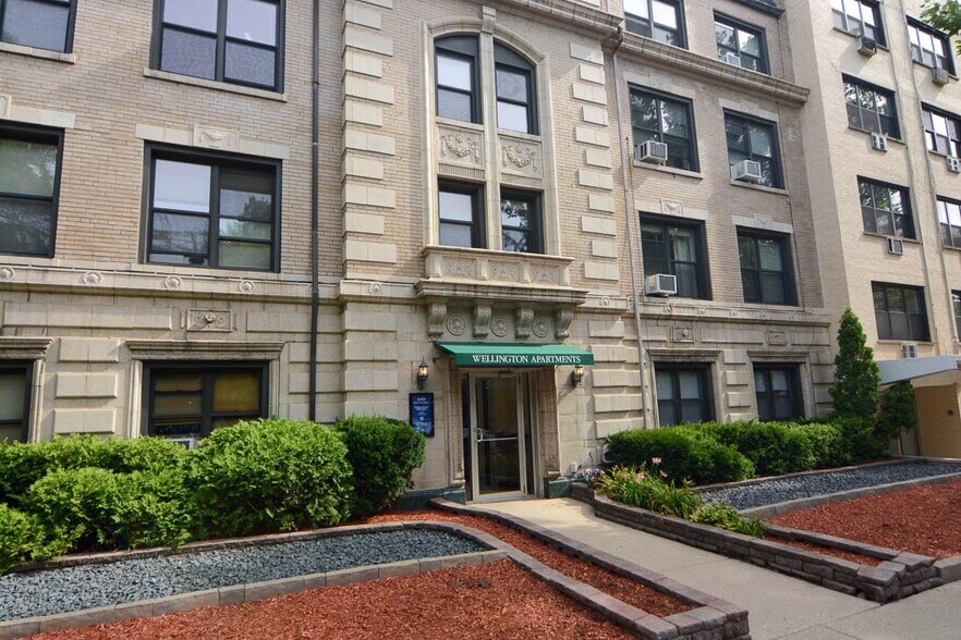 Primary Photo - 545 W Wellington Ave