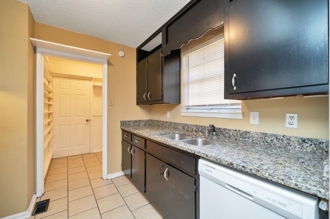 Building Photo - Spacious 4-Bedroom Home in Pleasant Grove ...