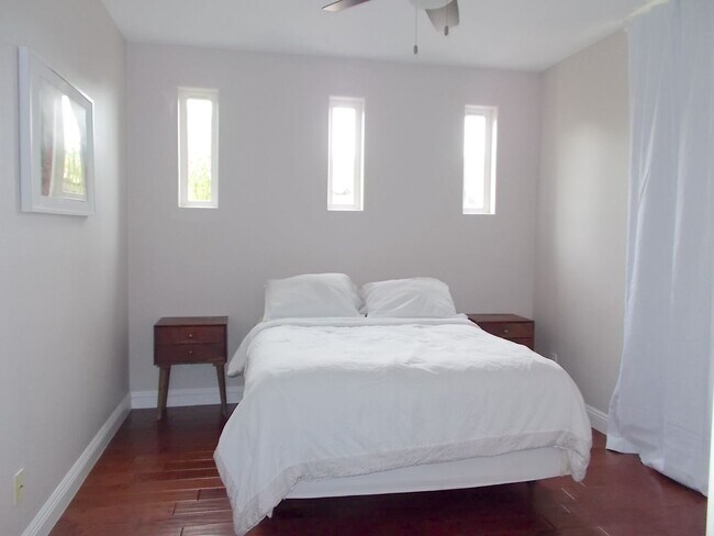 Building Photo - Spacious 4 Bed / 5 Bath Two-Story Home wit...