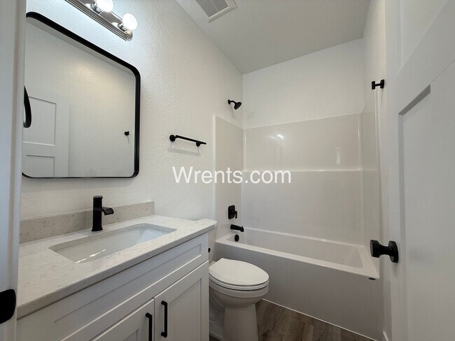 Building Photo - Beautiful 3 Bed/2 Bath Duplex - W/S/G Included