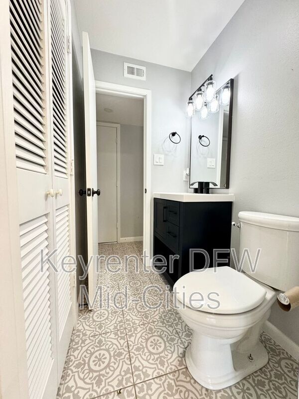 Building Photo - 2505 Crestview Cir