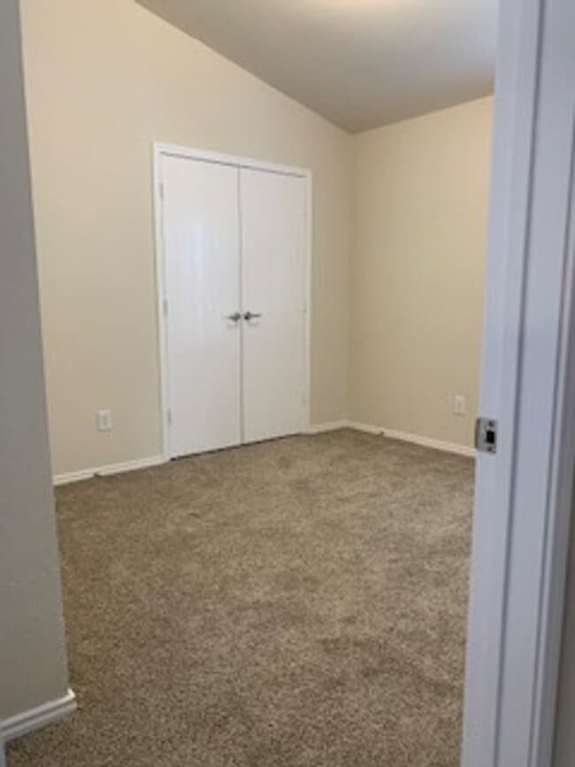 Building Photo - 3/2/2 Starter HOME!