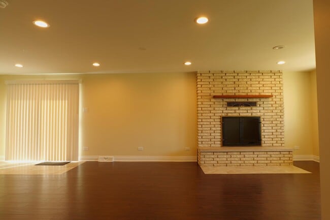 Building Photo - 10109 S Kilbourn Ave