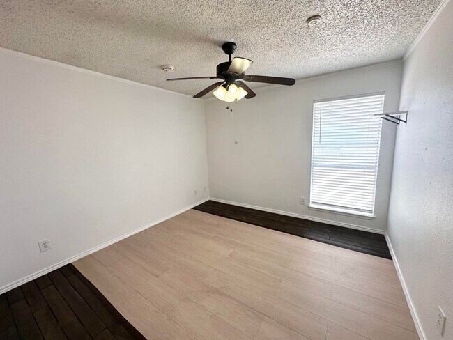 Building Photo - 5104 Belaire Dr