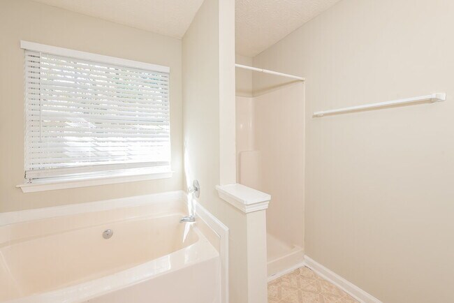 Building Photo - 86 Springbottom Dr SE