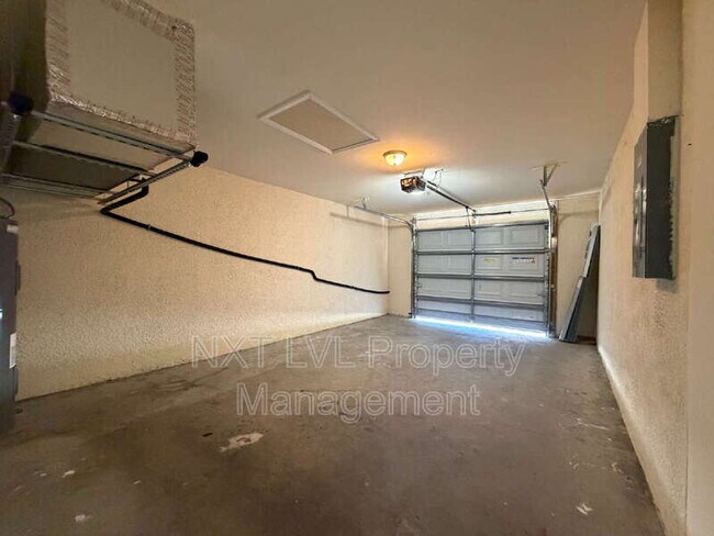 Building Photo - 842 SW 39th Terrace