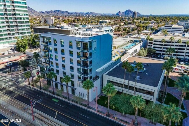 Building Photo - Resort Living in Midtown!!  Pool, Dog walk...