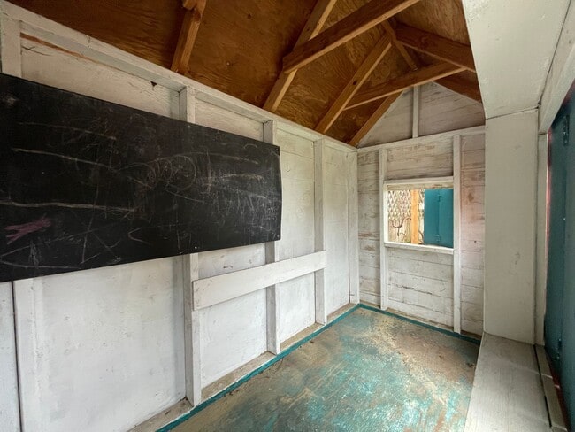 Building Photo - Charming and Updated 1913's Home! Woodstoc...
