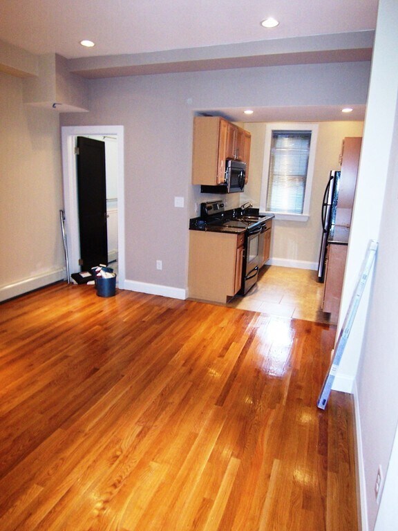 Building Photo - 61 Park Dr