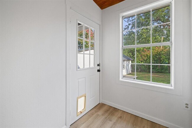 Building Photo - 707 W 7th St