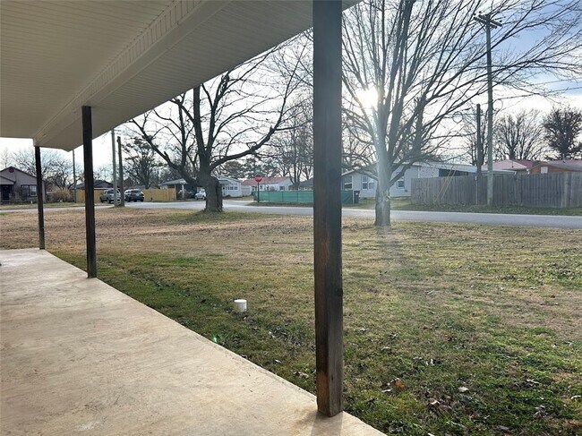 Building Photo - 807 Maple Dr