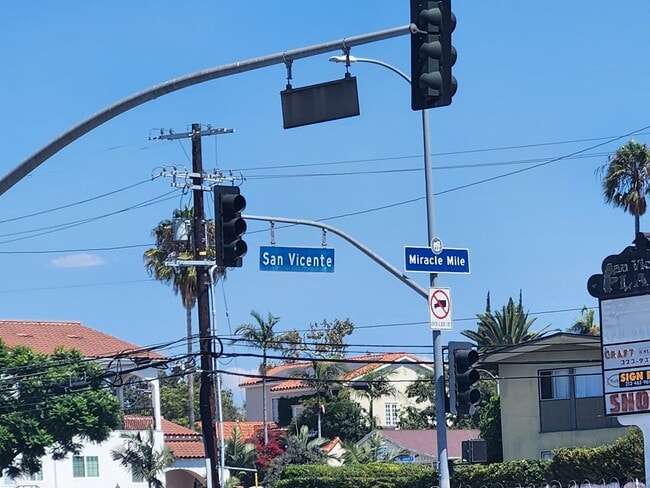 Building Photo - Miracle Mile 3bed/2 bath House with two Gated Yards for Lease!