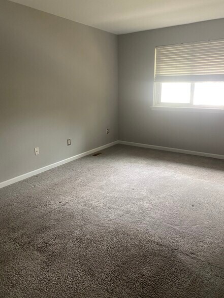 Building Photo - 305 Village Walk