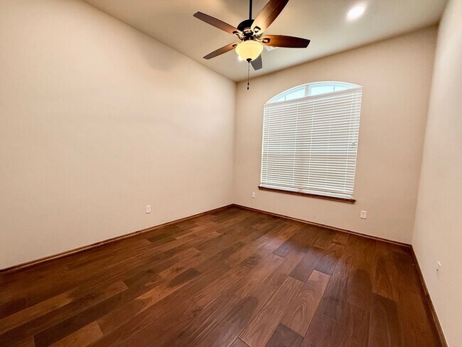 Building Photo - 706 Sedona Dr