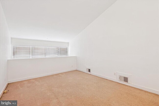 Building Photo - 300 Hilltop Ln