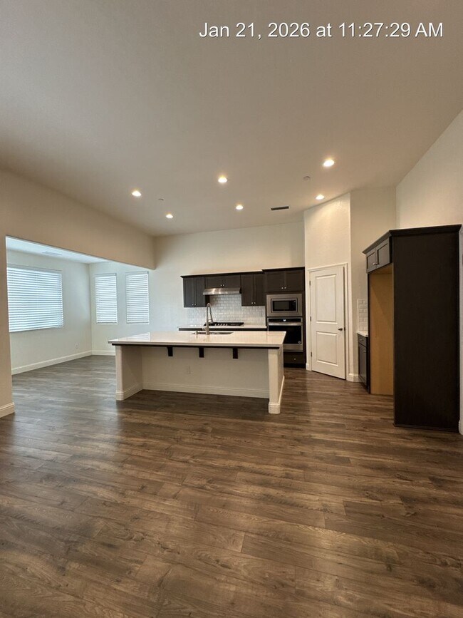 Building Photo - 4 Bedroom home located in Northside Visalia! Available Now!!